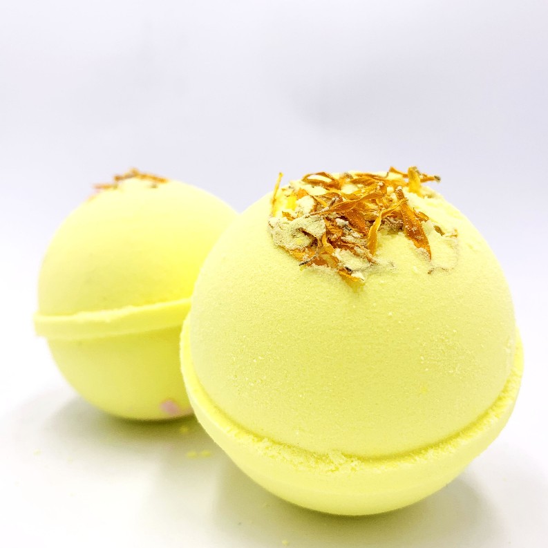 Chamomile bath bomb with dry chamomile